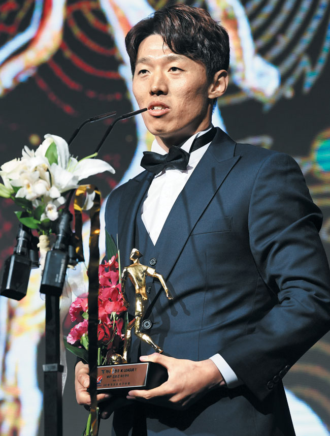 2일 열린 2019 K리그 시상식에서 최우수선수(MVP)로 뽑힌 울산 현대 미드필더 김보경이 수상 소감을 밝히고 있다.