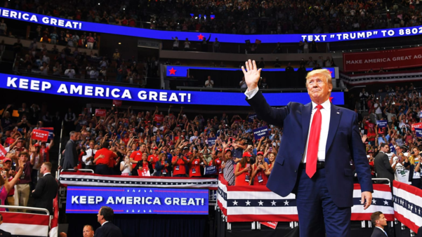 도널드 트럼프 미국 대통령의 유세 현장 곳곳에 게시된 ‘미국을 계속 위대하게(Keep America Great)’ 구호. /트위터 캡처