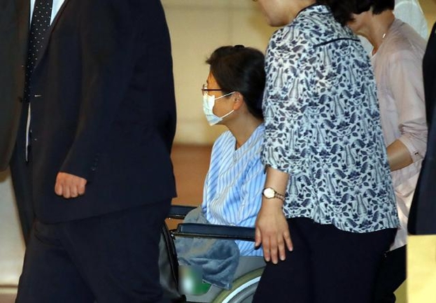박근혜 전 대통령이 지난 9월 16일 서울성모병원으로 들어서고 있다. /연합뉴스