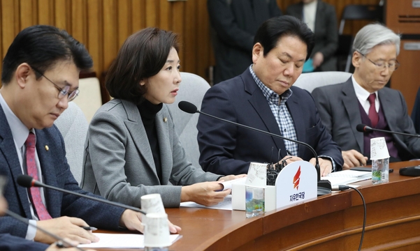 자유한국당 나경원(왼쪽에서 두 번째) 원내대표가 3일 당 원내대책회의에서 발언하고 있다. /연합뉴스