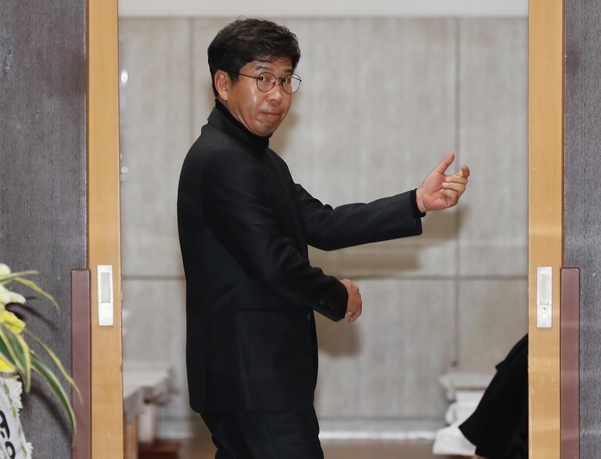 백원우 전 청와대 민정비서관이 3일 오전 서울 서초구 서울성모병원 장례식장에 마련된 전 청와대 민정비서관실 특별감찰반원의 빈소를 찾았다./연합뉴스
