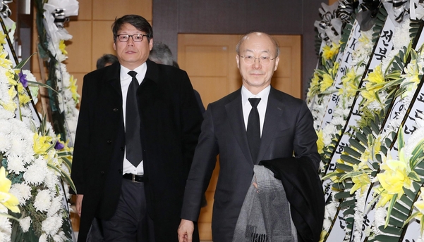 김조원 청와대 민정수석이 3일 오전 서울 서초구 서울성모병원 장례식장에 마련된 전 청와대 민정비서관실 특별감찰반 수사관의 빈소 조문을 마친 후 장례식장을 나서고 있다. 왼쪽은 이광철 민정비서관./연합뉴스