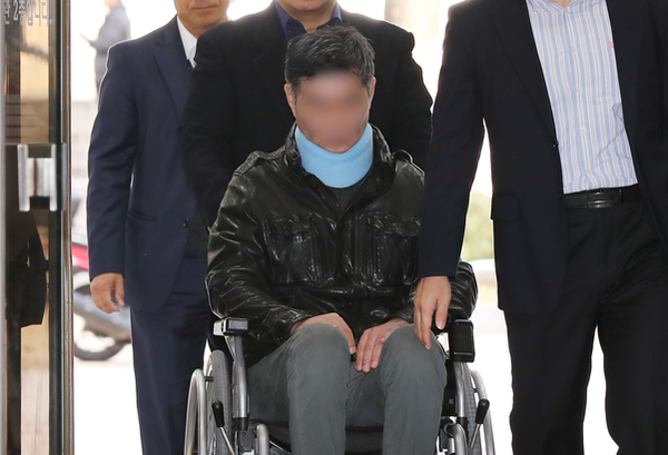 웅동학원에서 채용 비리와 위장 소송 등을 저지른 혐의를 받는 조국 전 법무장관의 동생 조모 씨가 지난달 31일 영장실질심사를 받기 위해 서울중앙지법에 들어서고 있다. /연합뉴스