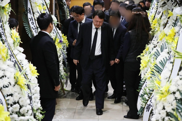 윤석열 검찰총장이 2일 오후 서울 서초구 서울성모병원 장례식장에 마련된 전 청와대 민정비서관실 특별감찰반 수사관의 빈소를 조문한 뒤 굳은 표정으로 나오고 있다./연합뉴스