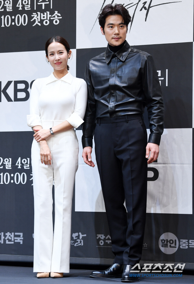 KBS 2TV 새 수목 드라마 '99억의 여자' 제작발표회가 3일 오후 서울 구로구 신도림동 라마다서울호텔에서 열렸다. 드라마 '99억의 여자'는 우연히 현찰 99억을 움켜쥔 여자가 세상과 맞서 싸우는 이야기이다. 배우 조여정, 김강우가 포토타임을 갖고 있다. 신도림=박재만 기자 pjm@sportschosun.com/2019.12.03/