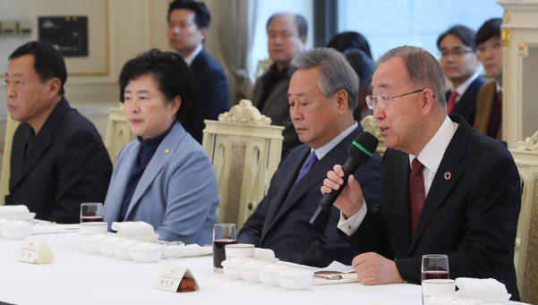 국가기후환경회의 위원장을 맡고 있는 반기문(오른쪽) 전 유엔 사무총장이 3일 청와대 오찬에서 인사말을 하고 있다./연합뉴스