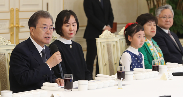 문재인 대통령이 3일 청와대에서 열린 국가기후환경회의 초청 오찬에서 인사말을 하고 있다. /연합뉴스