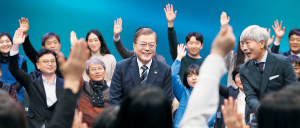 문재인 대통령이 지난달 19일 서울 상암동 MBC 사옥에서 열린 '2019 국민과의 대화'에서 미소를 짓고 있다. /연합뉴스