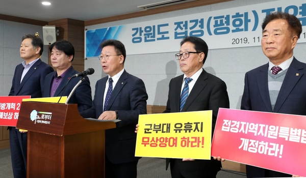 지난달 20일 강원 양구군청에서 열린 강원도 접경지역협의회 창립총회. 이경일 고성군수(왼쪽부터), 최문순 화천군수, 조인묵 양구군수, 최상기 인제군수, 이현종 철원군수가 성명을 발표하고 있다./연합뉴스