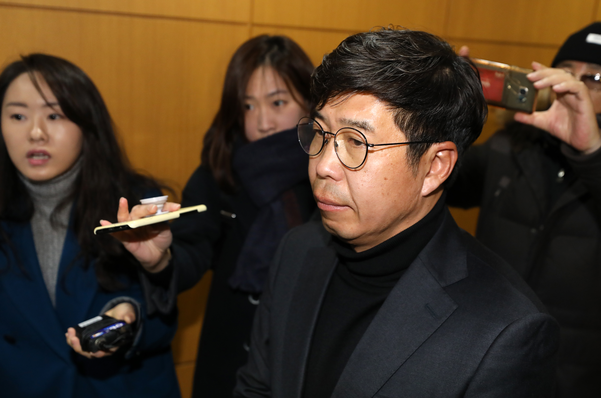 백원우 전 청와대 민정비서관이 3일 서울성모병원 장례식장에 마련된 전 청와대 민정비서관실 특별감찰반 수사관의 빈소를 조문한 뒤 굳은 표정으로 나오고 있다. /연합뉴스