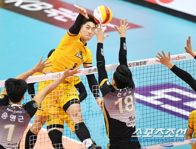 2019-2020 프로배구 V리그 KB손해보험과 OK 저축은행의 경기가 3일 의정부체육관에서 열렸다. KB손해보험 김학민이 스파이크 공격을 하고 있다. 의정부=정재근 기자 cjg@sportschosun.com/2019.12.03/