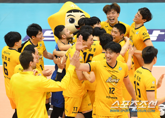 2019-2020 프로배구 V리그 KB손해보험과 OK 저축은행의 경기가 3일 의정부체육관에서 열렸다. OK 저축은행에 3-0으로 승리하며 12연패에서 탈출한 KB손해보험 선수들이 환호하고 있다. 의정부=정재근 기자 cjg@sportschosun.com/2019.12.03/
