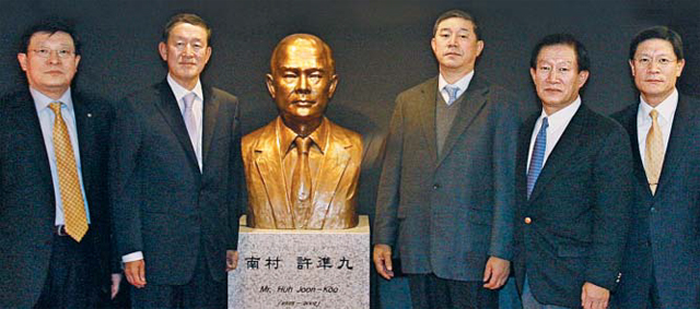 2008년 서울 종로구 GS 남촌리더십센터에서 열린 고(故) 허준구 GS건설 명예회장의 흉상 제막식에 허 명예회장의 다섯 아들이 모였다. 왼쪽부터 허태수 GS그룹 신임 회장, 허창수 GS 회장, 허정수 GS네오텍 회장, 허진수 GS칼텍스 회장, 허명수 GS건설 부회장. /남촌재단