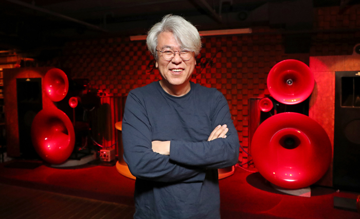 서울 서래마을 와인바 ‘그루빙하이’의 오디오 세트 앞에 선 한지훈씨는 “동그란 뿔처럼 생긴 스피커는 1억원이 넘는 아방가르드 혼 트리오인데 그 옆의 네모난 스피커가 더 비싸다”면서도 “고가라는 것보다 오디오와 공간의 궁합이 좋은 음질을 구현하는 게 더 중요하다”고 했다.