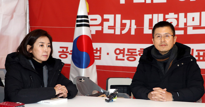 靑 앞 천막농성장서 회의중인 황교안·나경원 - 황교안(오른쪽) 자유한국당 대표와 나경원 원내대표가 3일 청와대 앞 천막농성장에서 열린 당 최고위원 회의를 진행하고 있다.