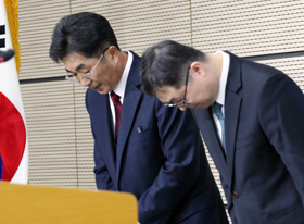 성기선(왼쪽) 한국교육과정평가원장과 반재천 수능채점위원장이 3일 정부세종청사 교육부에서 2020학년도 대학수학능력시험 성적 분석 결과 브리핑을 마친 뒤 인사하고 있다.