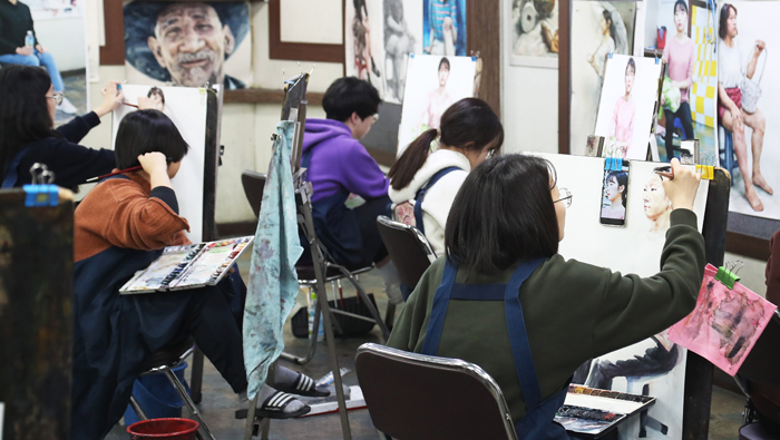 대학수학능력시험 성적 통보를 하루 앞둔 3일, 경기도 수원의 한 미술학원에서 학생들이 대입 실기시험 준비를 하고 있다.
