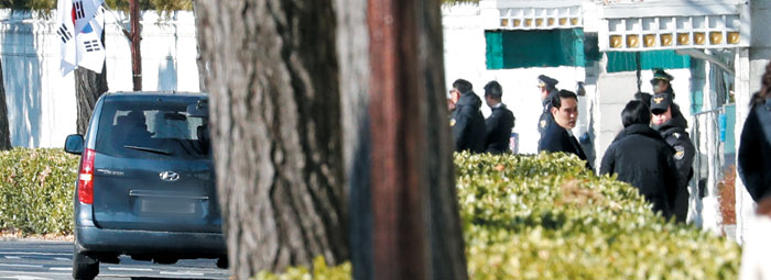 검찰이 4일 유재수 전 부산시 경제부시장 감찰 무마 의혹 사건과 관련해 청와대 압수 수색에 나선 가운데 이날 청와대 연풍문 앞에 경호원들이 대기하고 있다.