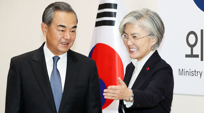 강경화(오른쪽) 외교부 장관이 4일 서울 종로구 정부서울청사 별관에서 왕이 중국 외교담당 국무위원 겸 외교부장과 만나 인사하고 있다.