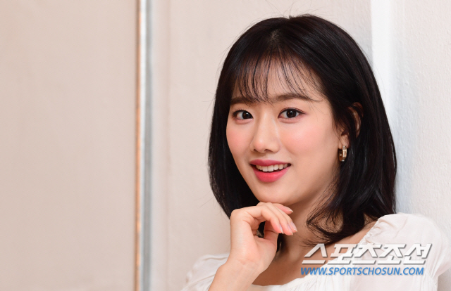 배우 이나은이 4일 왕십리의 한 카페에서 스포츠조선과의 인터뷰에 응하고 있다. 드라마 '어쩌다 발견한 하루'에서 '여주다'로 열연한 이나은은 금수저들 사이에서도 기죽지 않고 늘 씩씩한 캐릭터로 사랑받았다.
왕십리=최문영 기자 deer@sportschosun.com /2019.12.04/