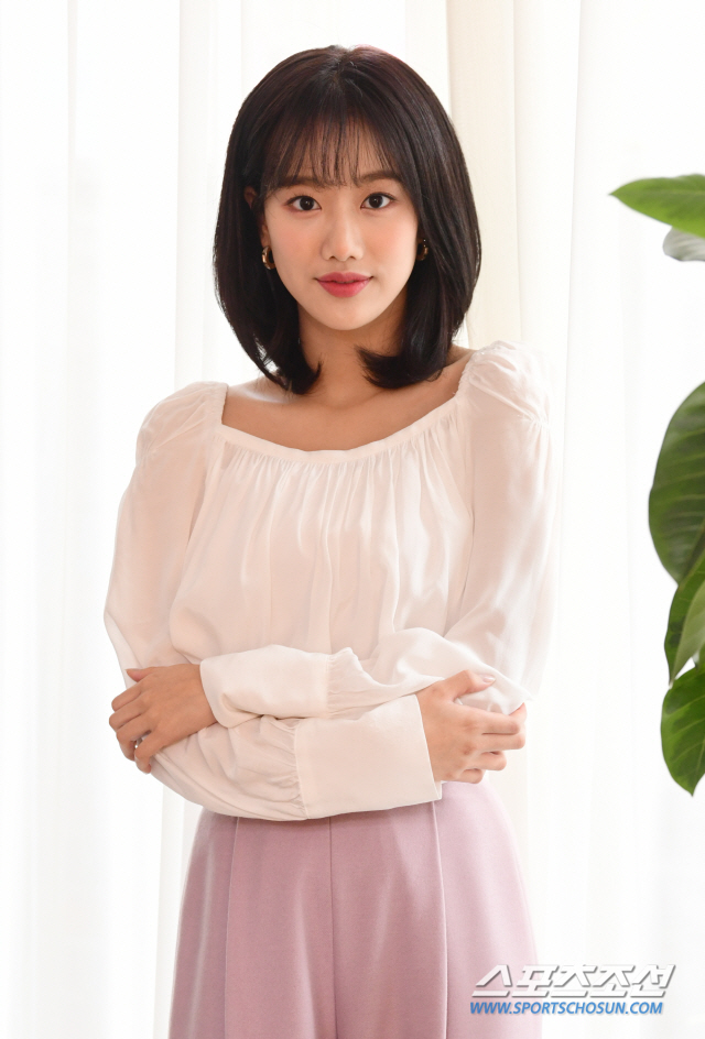 배우 이나은이 4일 왕십리의 한 카페에서 스포츠조선과의 인터뷰에 응하고 있다. 드라마 '어쩌다 발견한 하루'에서 '여주다'로 열연한 이나은은 금수저들 사이에서도 기죽지 않고 늘 씩씩한 캐릭터로 사랑받았다.
왕십리=최문영 기자 deer@sportschosun.com /2019.12.04/