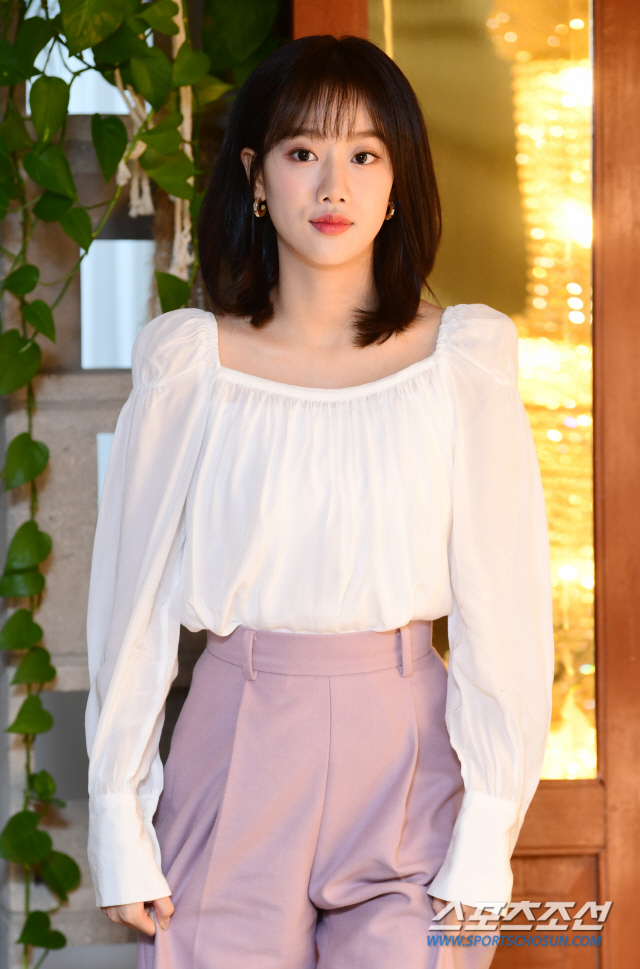 배우 이나은이 4일 왕십리의 한 카페에서 스포츠조선과의 인터뷰에 응하고 있다. 드라마 '어쩌다 발견한 하루'에서 '여주다'로 열연한 이나은은 금수저들 사이에서도 기죽지 않고 늘 씩씩한 캐릭터로 사랑받았다.
왕십리=최문영 기자 deer@sportschosun.com /2019.12.04/