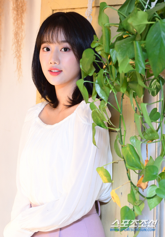 배우 이나은이 4일 왕십리의 한 카페에서 스포츠조선과의 인터뷰에 응하고 있다. 드라마 '어쩌다 발견한 하루'에서 '여주다'로 열연한 이나은은 금수저들 사이에서도 기죽지 않고 늘 씩씩한 캐릭터로 사랑받았다.
왕십리=최문영 기자 deer@sportschosun.com /2019.12.04/