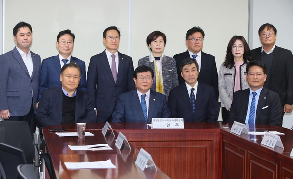 5일 국회 의원회관에서 열린 더불어민주당 검찰공정수사촉구특별위원회에서 설훈(앞줄 왼쪽 둘째) 위원장을 포함한 위원들이 사진 촬영에 응하고 있다./연합뉴스