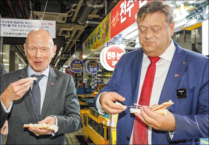 킹크랩을 산 채로 파는 한국 수산물 시장에 놀란 하랄 네스비크(오른쪽) 노르웨이 수산부 장관.
