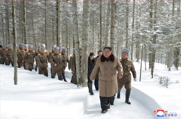 김정은 북한 국무위원장이 군 간부들과 함께 백두산지구 혁명전적지를 시찰하고 백두산을 등정했다고 조선중앙통신이 4일 보도했다./연합뉴스·조선중앙통신