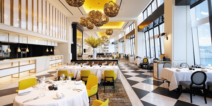 시그니엘서울 81층에 있는 프렌치 레스토랑 ‘스테이’에서는 프랑스 현지 트렌드를 한국의 제철 식재료에 접목한 다양한 요리를 즐길 수 있다.