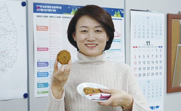 방혜선 농촌진흥청 곤충산업과장이 11월 26일 전북 완주군 집무실에서 고소애 쿠키와 에너지바를 들어 보이고 있다./ 최상현 기자