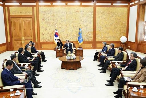 문재인 대통령이 5일 청와대 본관 접견실에서 왕이 중국 외교 담당 국무위원 겸 외교부장과 면담하고 있다. /청와대