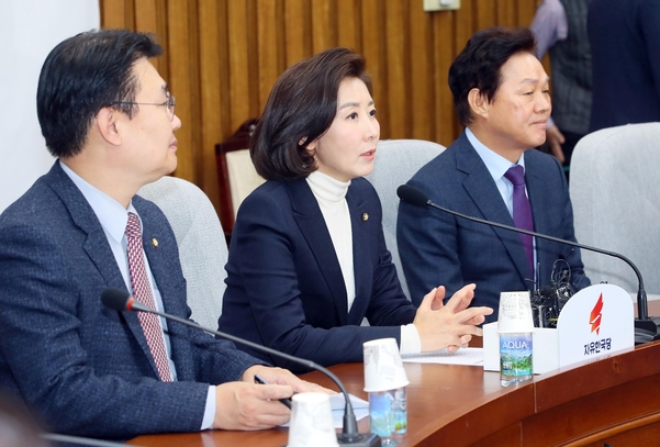 자유한국당 나경원 원내대표가 6일 당 원내대책회의에서 발언하고 있다./연합뉴스