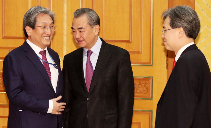왕이(王毅·가운데) 중국 외교담당 국무위원 겸 외교부장이 지난 5일 오후 청와대에서 문재인 대통령을 예방하기 전 노영민(왼쪽) 비서실장과 대화하고 있다. 오른쪽은 김현종 국가안보실 2차장. 왕 부장은 지난 4일 이틀 일정으로 방한해 경북 성주에 임시 배치된 주한 미군 사드(THAAD·고고도 미사일 방어체계)와 관련, 우리 정부에 “적절히 처리해달라”고 여러 차례 요구했다.