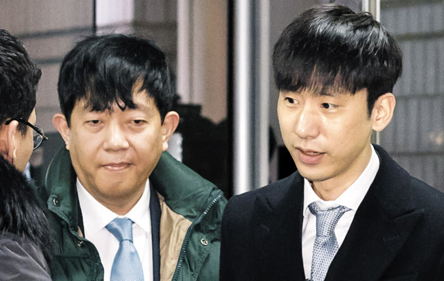 지난 2일 오전 이재웅(왼쪽) 쏘카 대표와 박재욱(오른쪽) VCNC 대표가 서울 중앙지방법원에서 열린 첫 공판에 출석하며 취재진의 질문에 답하고 있다.