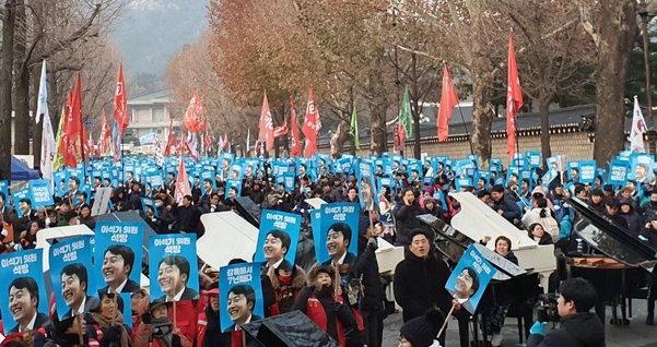 이석기 의원 내란음모사건 피해자 구명위원회 회원 등이 7일 청와대 앞에서 ‘12·7 이석기 석방대회’를 열고 있다. /이은영 기자