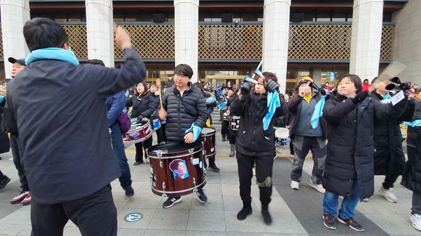 이석기 의원 내란음모사건 피해자 구명위원회 회원 등이 7일 세종문화회관 앞에서 ‘12·7 이석기 석방대회’를 개최하고, 드럼과 수제 타악기를 치면서 군무를 추고 있다.  /이소연 기자