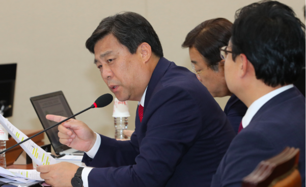 자유한국당 김선동 의원이 2일 오후 국회에서 열린 정무위원회의 국무조정실 등 국정감사에서 질의하고 있다./연합뉴스