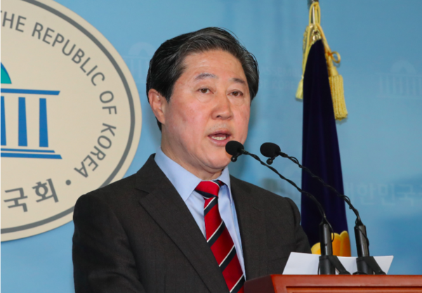 자유한국당 유기준 의원이 4일 오전 서울 여의도 국회 정론관에서 기자회견을 열고 원내대표 경선 출마를 선언하고 있다./연합뉴스