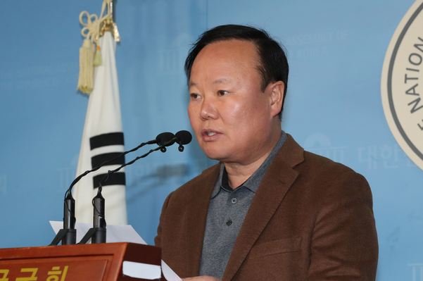 김재원 국회 예산결산특별위원회 위원장이 8일 오전 서울 여의도 국회 정론관에서 기자회견을 열고 법적 근거가 없는 '4+1 협의체'의 예산안 심사에 기획재정부 예산실 공무원들이 동원되어 '시트작업(예산명세서 작성)'을 하고 있다며 직권남용권리행사방해죄와 정치관여죄로 고발하겠다고 밝히고 있다./연합뉴스