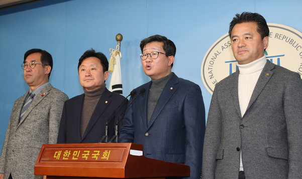전해철 예결위 간사 등 더불어민주당 소속 국회 예결위원들이 8일 오후 서울 여의도 국회 정론관에서 기자회견을 열고 자유한국당 소속 김재원 예결위원장이 예산안 처리 저지를 위해 국가공무원을 겁박하는 행태를 즉각 중단하라고 요구하고 있다. 왼쪽부터 맹성규, 최인호 의원, 전해철 간사, 임종성 의원./연합뉴스