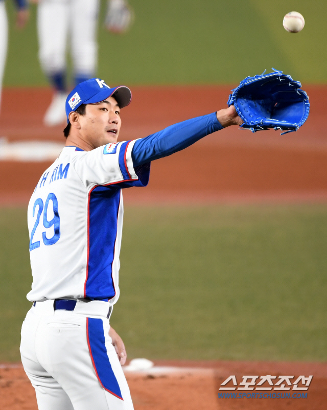 '2019 WBSC 프리미어12' 슈퍼라운드 대한민국과 대만의 경기가 12일 일본 지바현 조조마린스타디움에서 열렸다. 1회초 한국 선발 김광현이 공을 받고 있다. 지바(일본)=박재만 기자 pjm@sportschosun.com/2019.11.12/