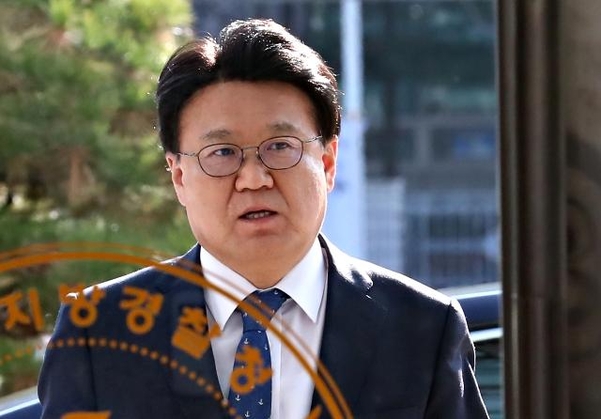 황운하 대전지방경찰청장이 지난 5일 오후 대전시 서구 둔산동 대전지방경찰청으로 들어가고 있다. /연합뉴스
