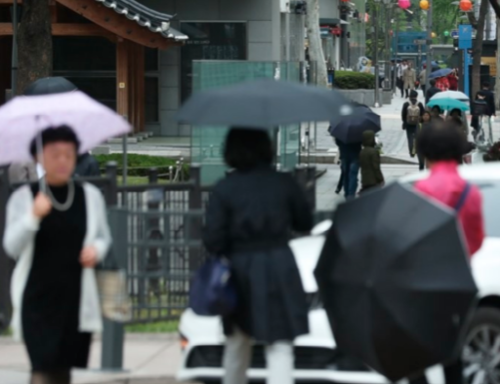 우산을 든 시민들이 서울 세종로 사거리를 걷고 있다. /연합뉴스