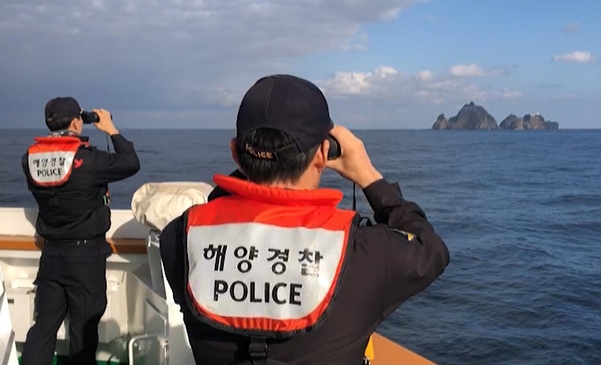 해경 등 수색 당국이 8일 독도 인근 해상에서 ‘독도 헬기 추락 사고’ 실종자 수색을 하고 있다. /연합뉴스
