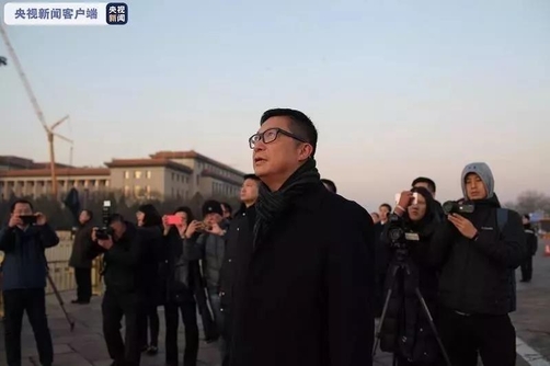크리스 탕 홍콩 경무처장(경찰청장)이 7일 오전 중국 베이징 톈안먼광장에서 열린 국기 게양식을 지켜보고 있다. /중국 CCTV
