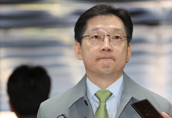 김경수 경남지사가 지난달 14일 서울 서초구 서울고등법원에서 열린 항소심 공판에 출석해 법정으로 향하기 전 취재진 질문에 답하고 있다. /연합뉴스