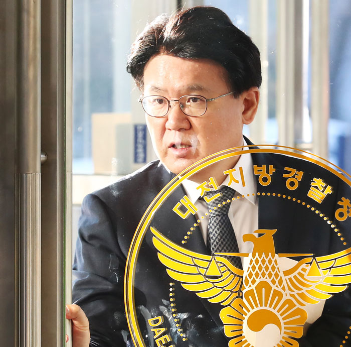 황운하 대전지방경찰청장이 지난달 29일 대전시 둔산동 청사로 출근하고 있다.