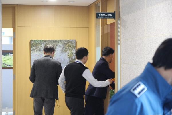 청와대와 경찰의 ‘선거개입’ 의혹을 수사 중인 서울중앙지검이 지난 6일 김기현 전 울산시장 측근 비리 첩보의 최초 제보자로 지목된 울산시 송병기 경제부시장의 사무실과 자택 등을 압수 수색했다./연합뉴스